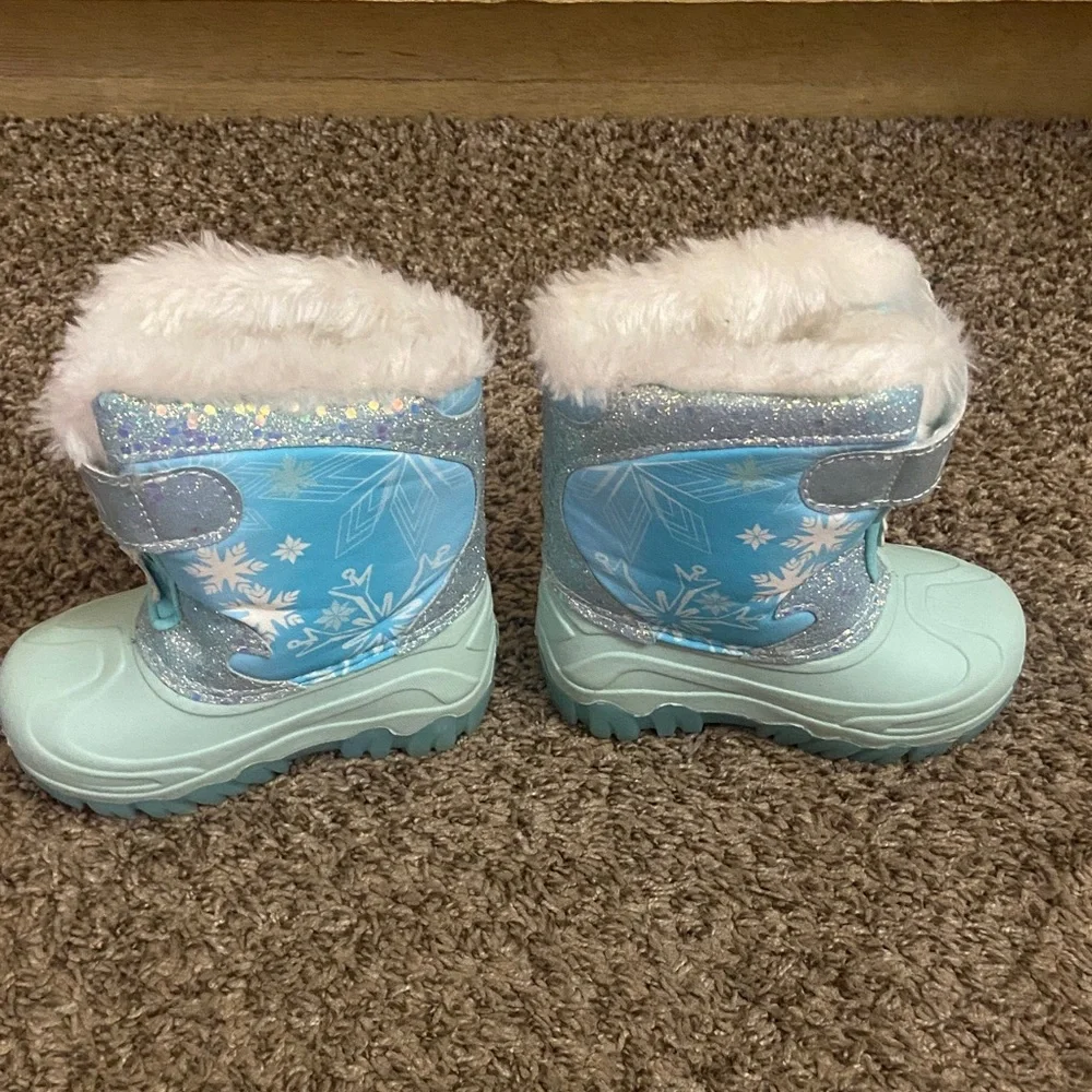 Frozen Themed Toddler Snow Boots that Light up! - Picture 4 of 10